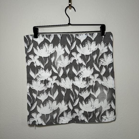 Woven Nook Pillow Cover Floral Print NWOT Grey White - Picture 1 of 3